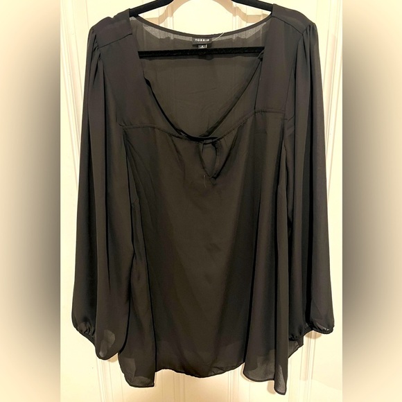 New! Torrid Black Sheer Long Sleeve Flowy Blouse in Size 4 or 26/28  Classy Goth - Picture 1 of 14